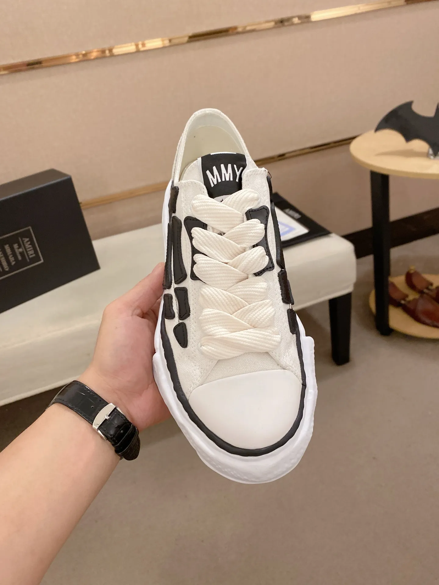Men's shoes 💰: 580💰 High version [AMIRI] high-end men's shoes brand official website 1:1 latest masterpiece: original mold customization, the fabric is made of imported original materials, upgraded foam outsole, lighter and non-slip. The market's top quality, simple yet tasteful, a must-have for fashionistas, fashionable at your feet, full of confidence, the same style at the counter 👍The summer season is here. Code: 39-44. Can be customized45